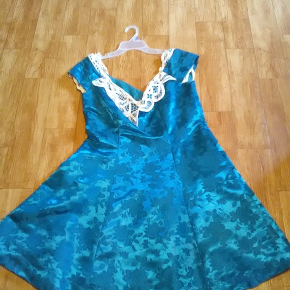 Dress - Picture 2 of 3